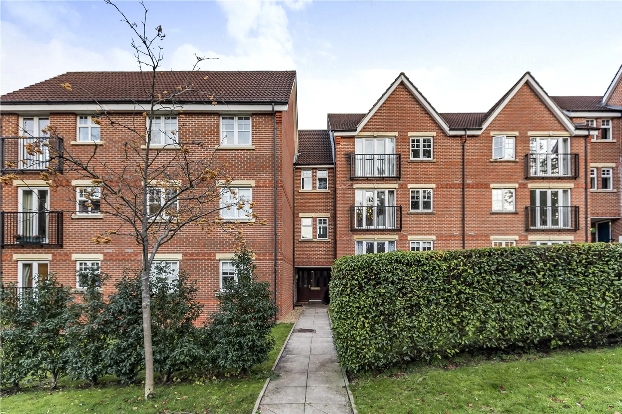 2 bed flat for sale in Eothen Close, Caterham 1