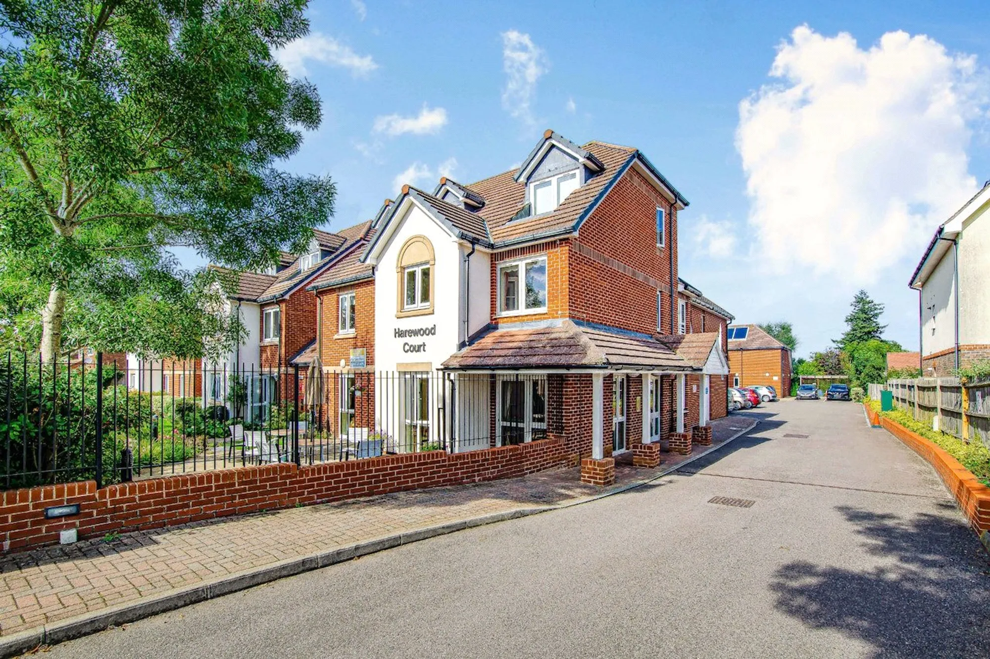 2 bed flat for sale in Limpsfield Road, Warlingham - Property Image 1
