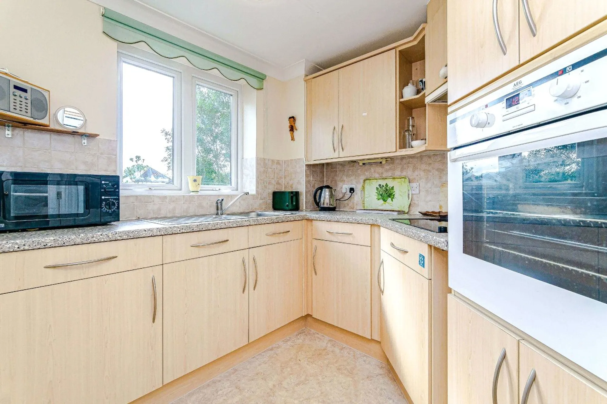 2 bed flat for sale in Limpsfield Road, Warlingham  - Property Image 4
