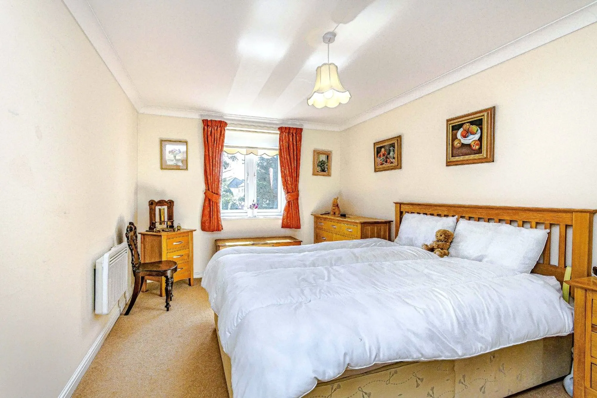 2 bed flat for sale in Limpsfield Road, Warlingham 1