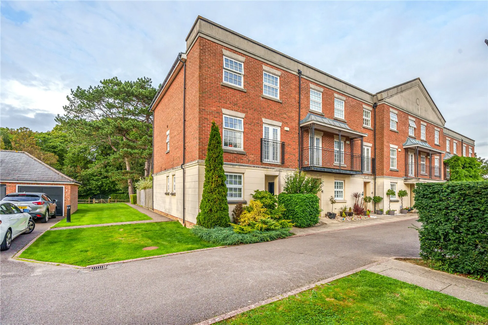4 bed end of terrace house for sale in Tower Place, Warlingham 1