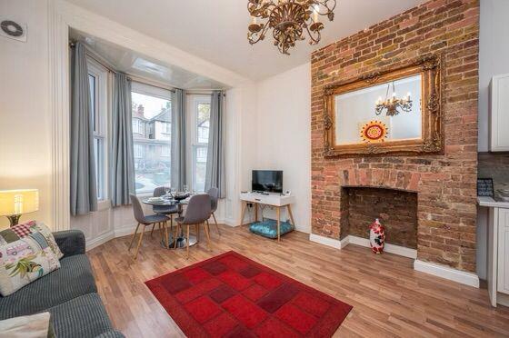 2 bed flat to rent in Marischal Road, London 1