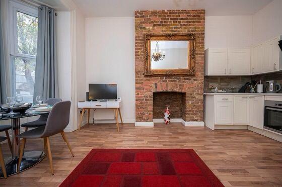 2 bed flat to rent in Marischal Road, London 2