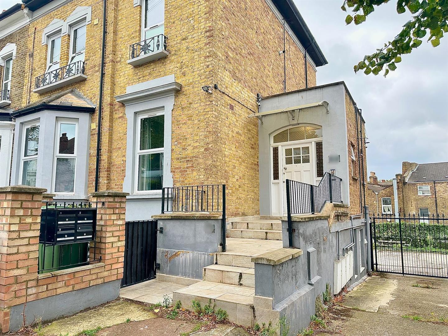 2 bed flat to rent in Marischal Road, London, SE13