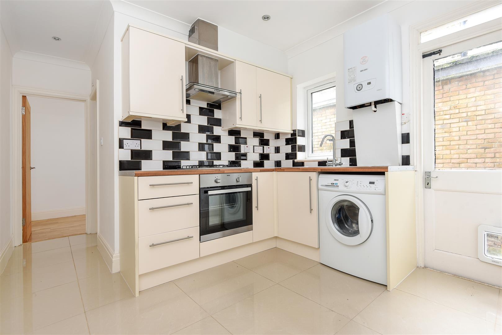 2 bed flat to rent in Shooters Hill Road, London  - Property Image 2