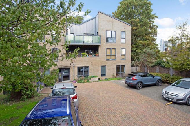 2 bed flat to rent in Greenbanks Close, London, SE13