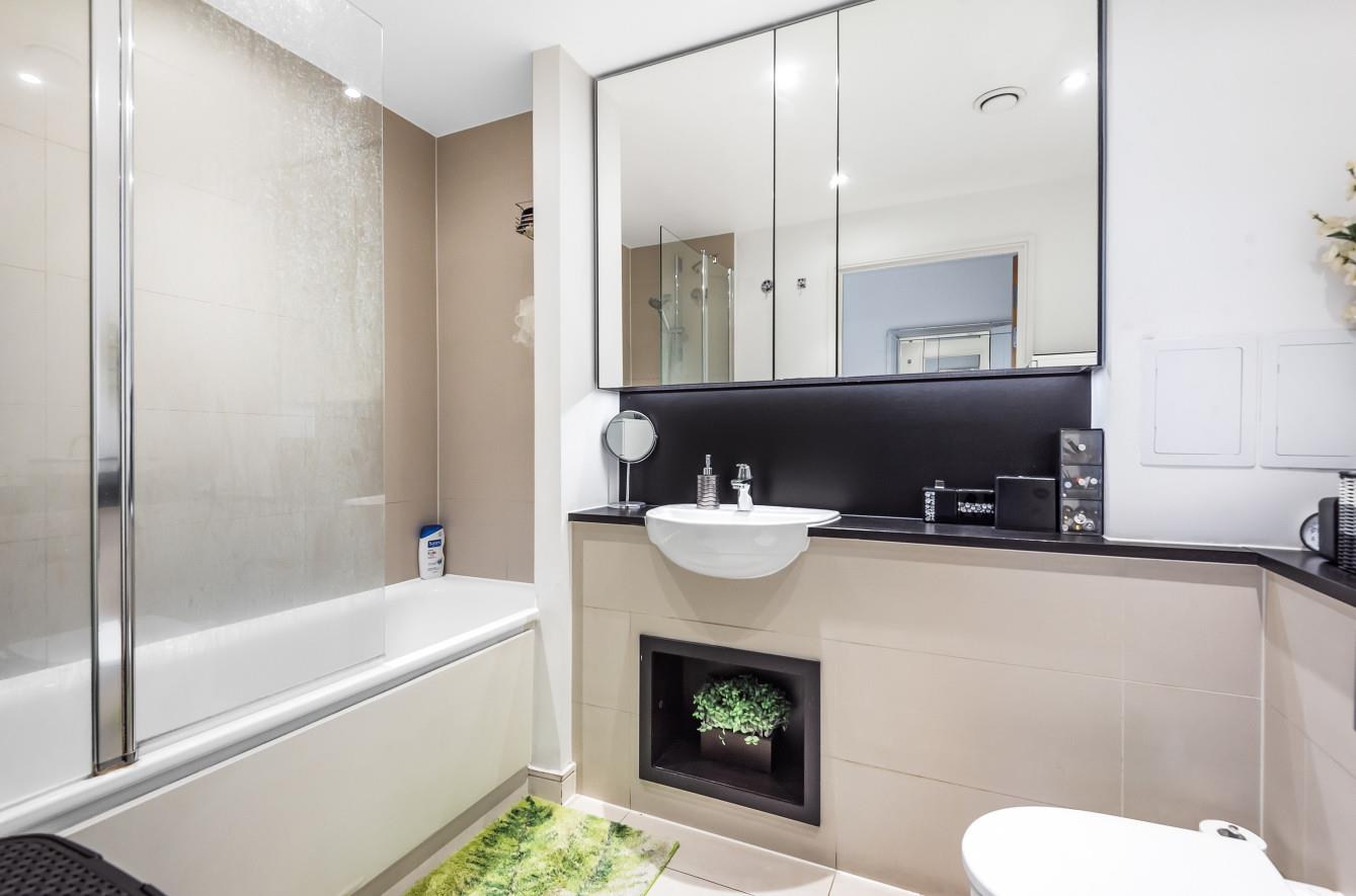 2 bed flat for sale in Elmira Street 8