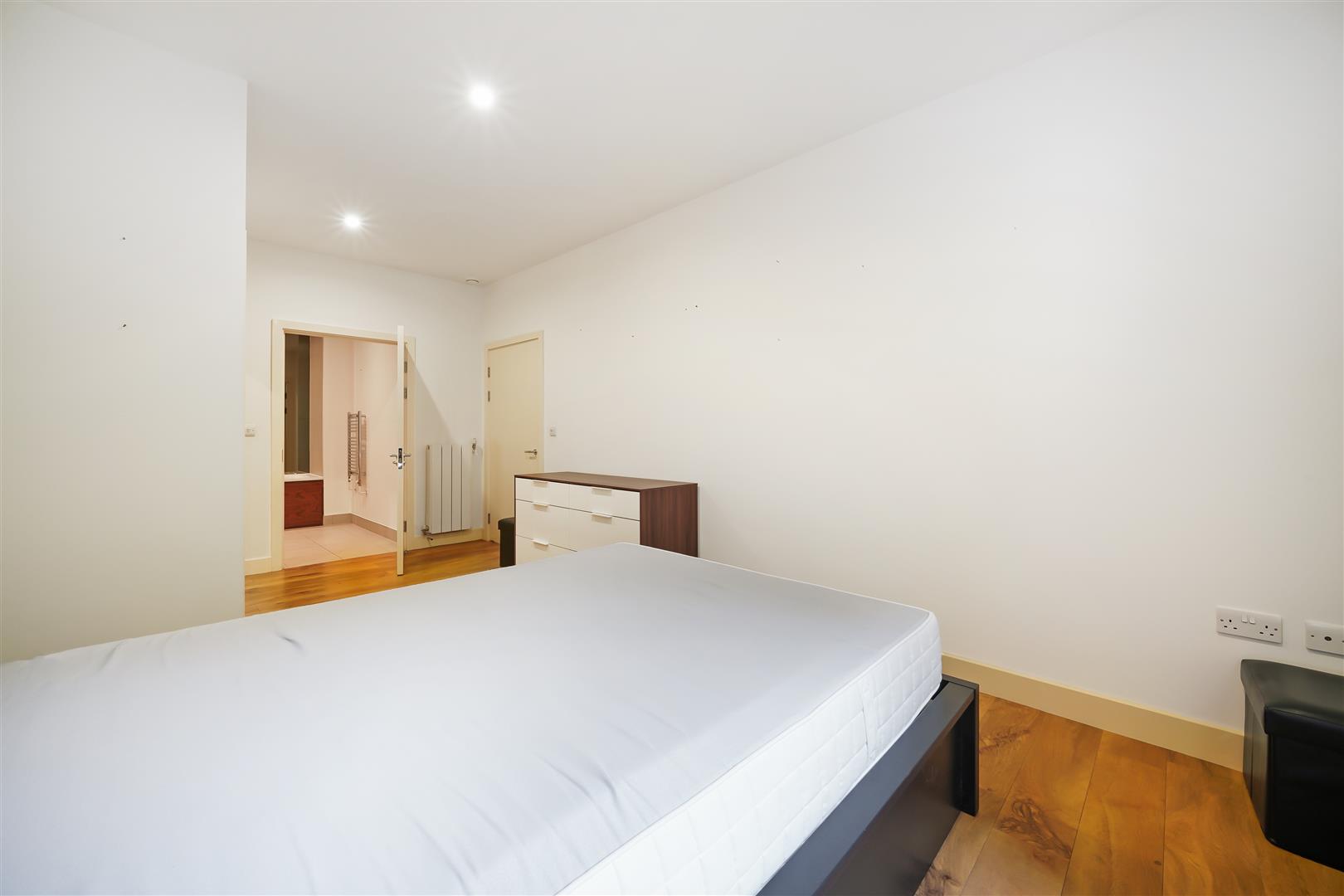 3 bed house for sale in Dowding Drive, London  - Property Image 10