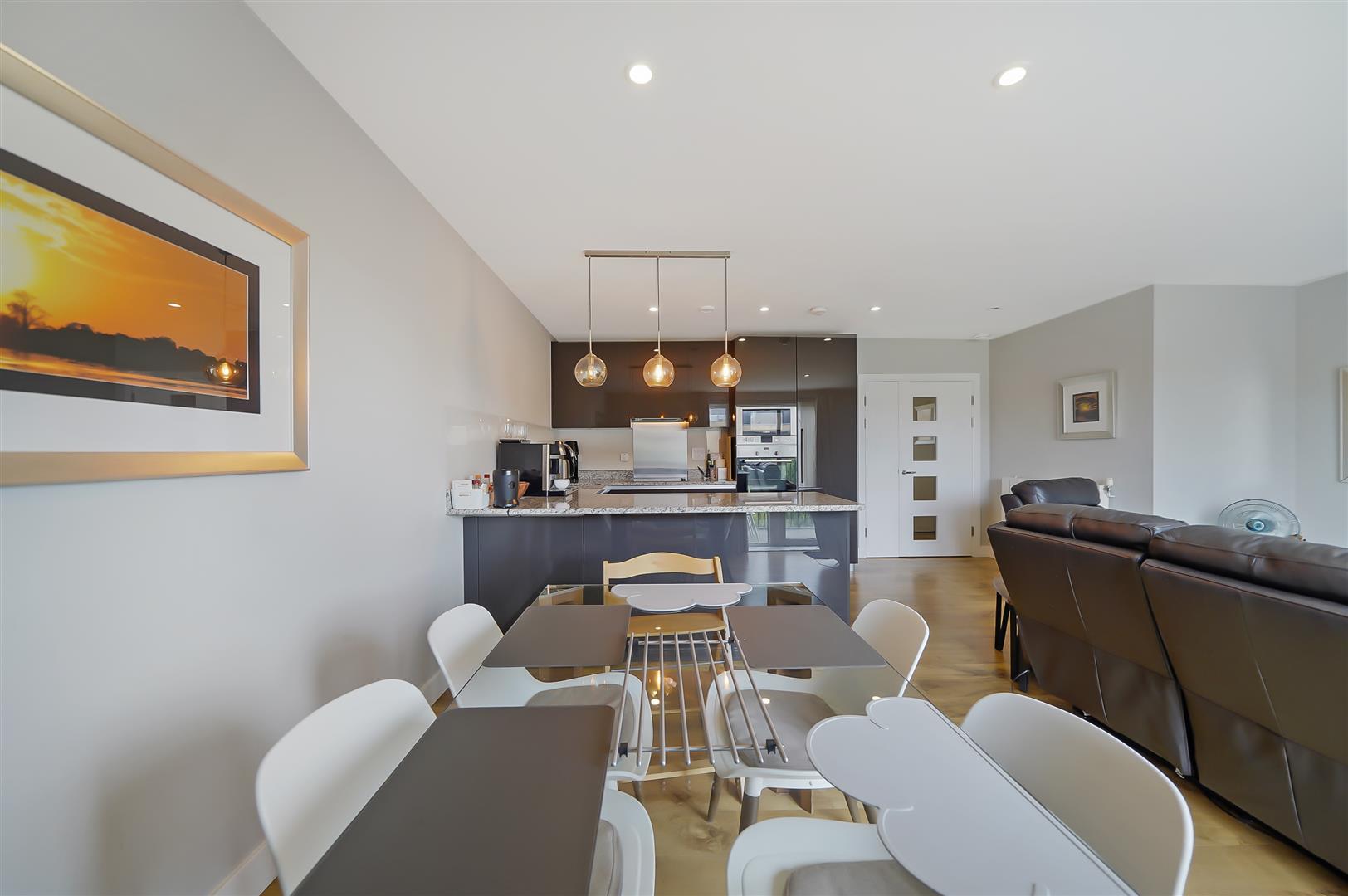 2 bed apartment for sale in Meadowside, London  - Property Image 5