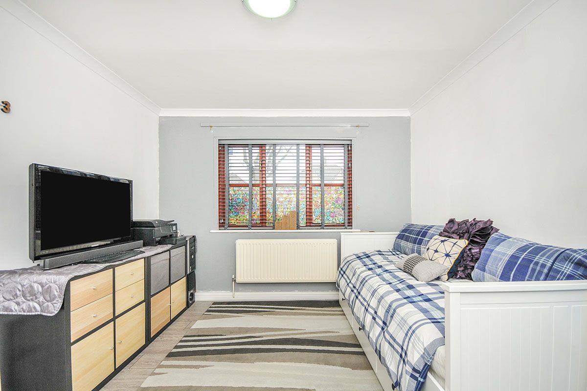 1 bed flat for sale in Chinbrook Road, London  - Property Image 5