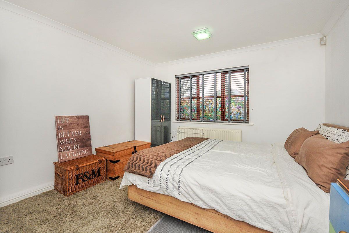 1 bed flat for sale in Chinbrook Road, London  - Property Image 3