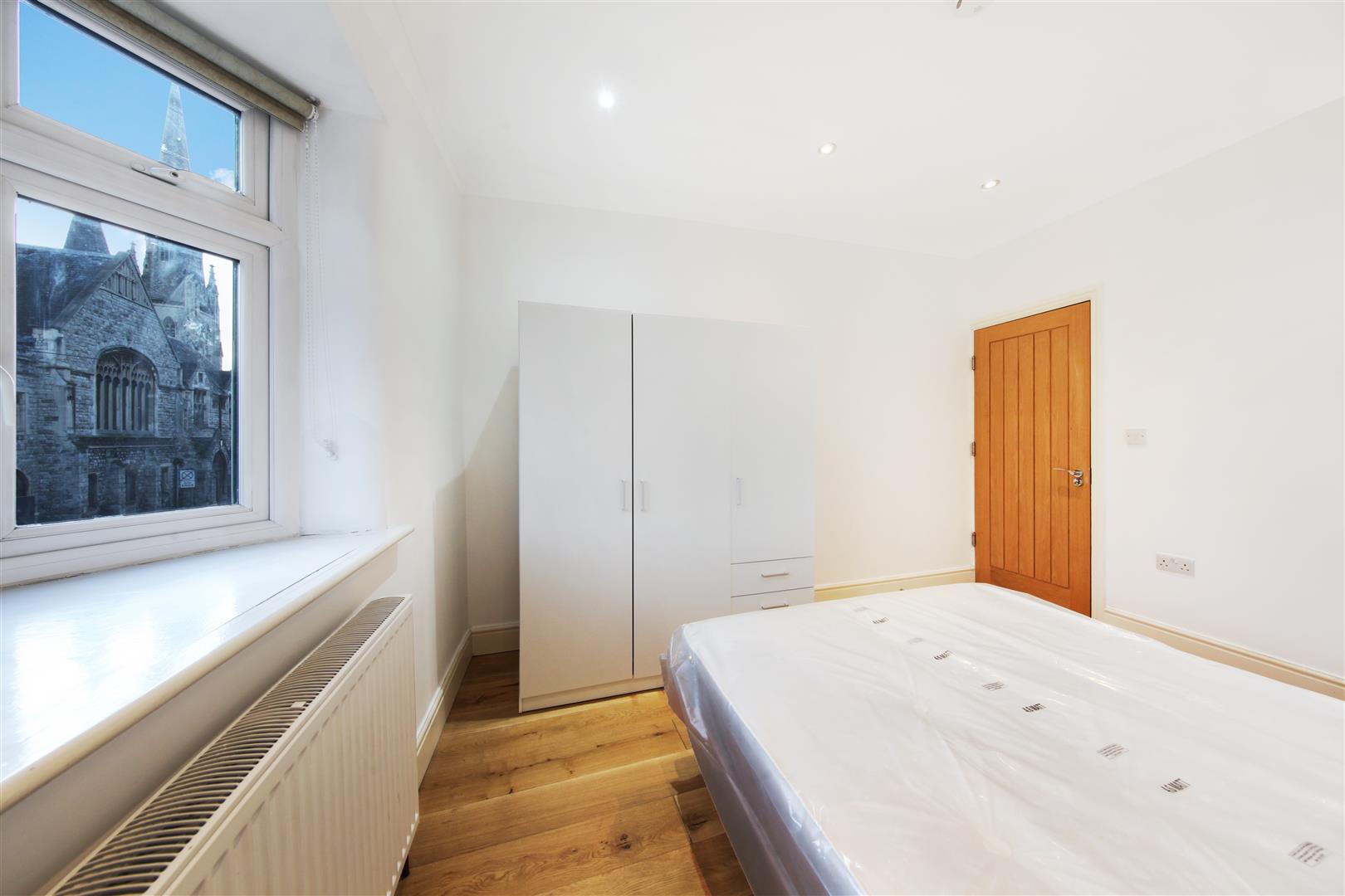 5 bed house to rent in Courthill Road, London 8