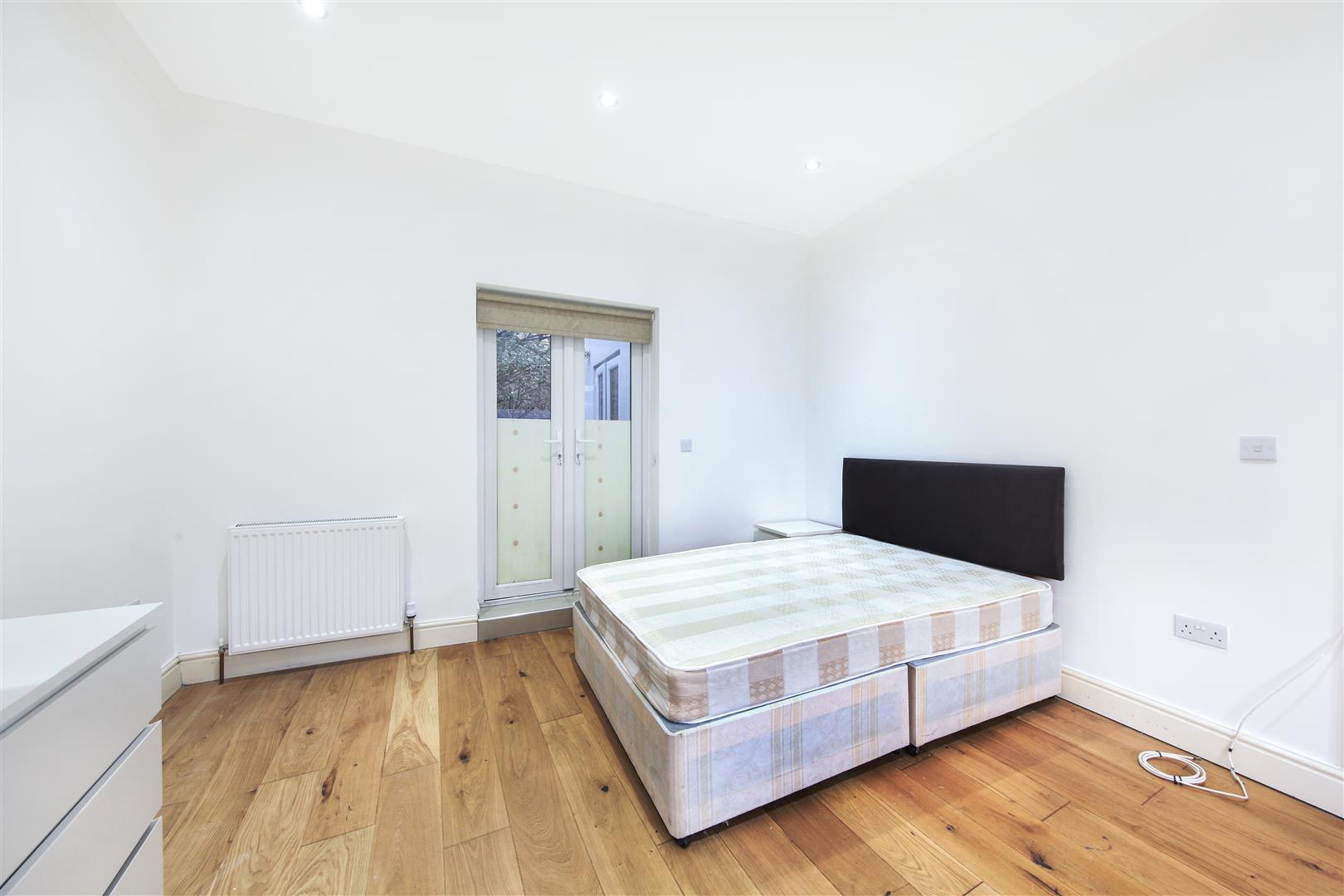 5 bed house to rent in Courthill Road, London 4