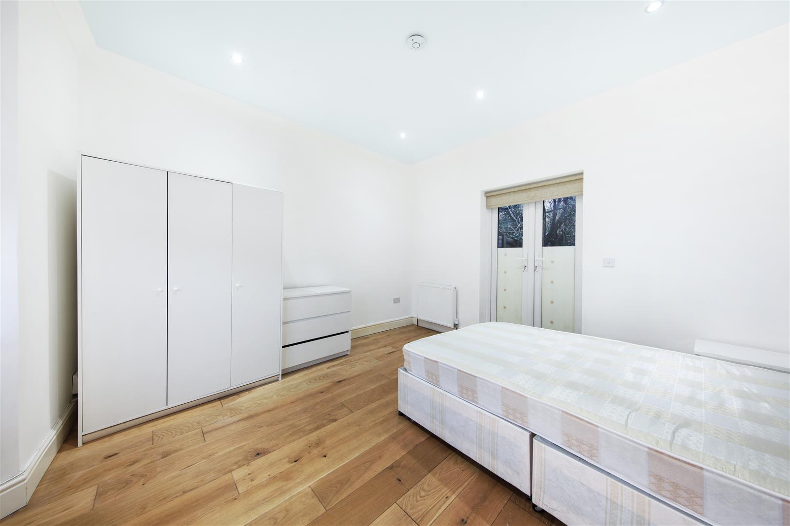 5 bed house to rent in Courthill Road, London 3