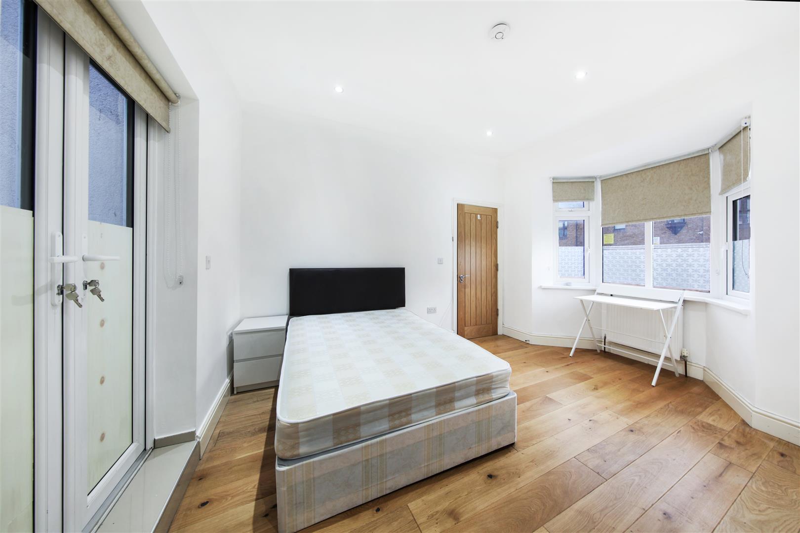 5 bed house to rent in Courthill Road, London 2