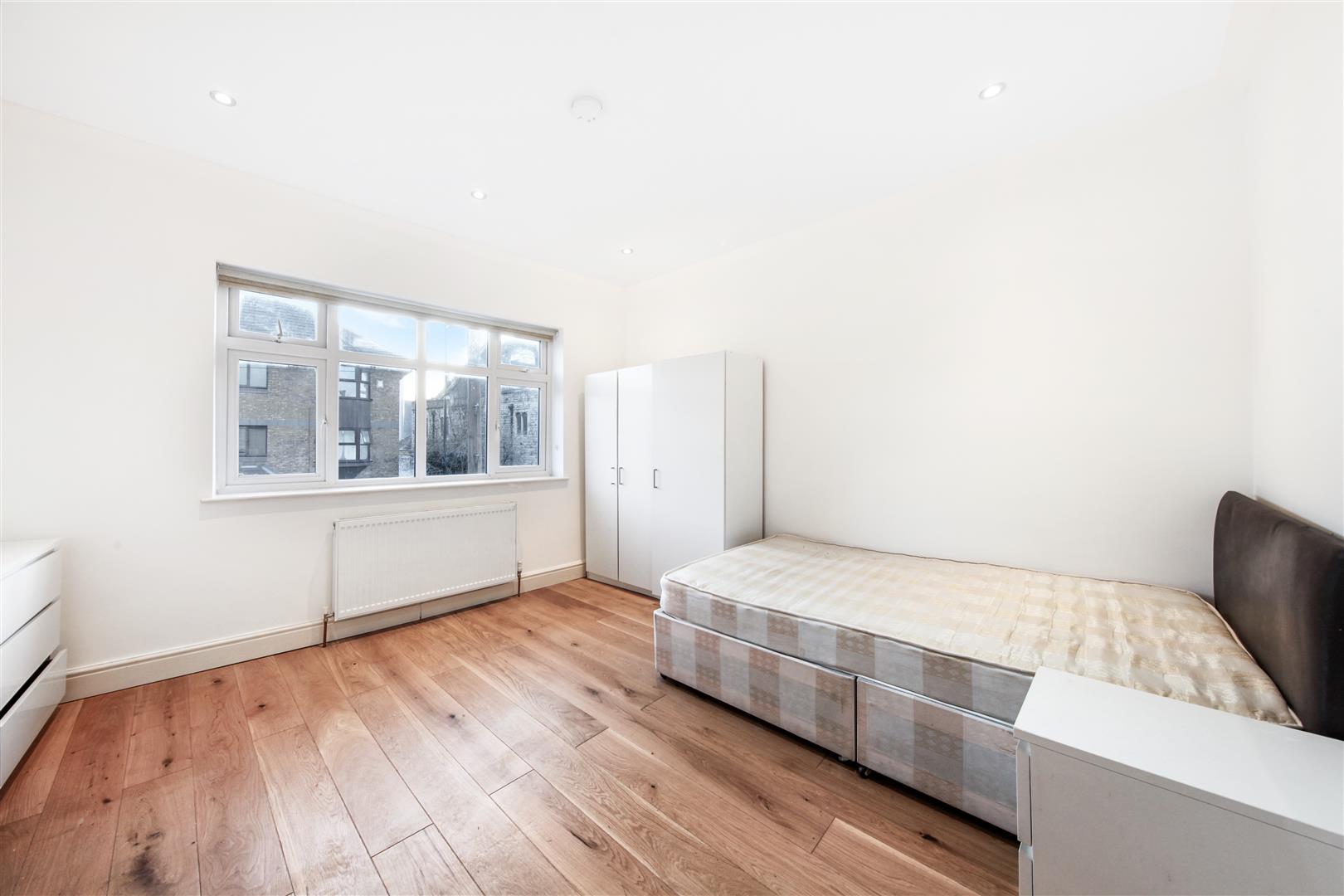 5 bed house to rent in Courthill Road, London 9