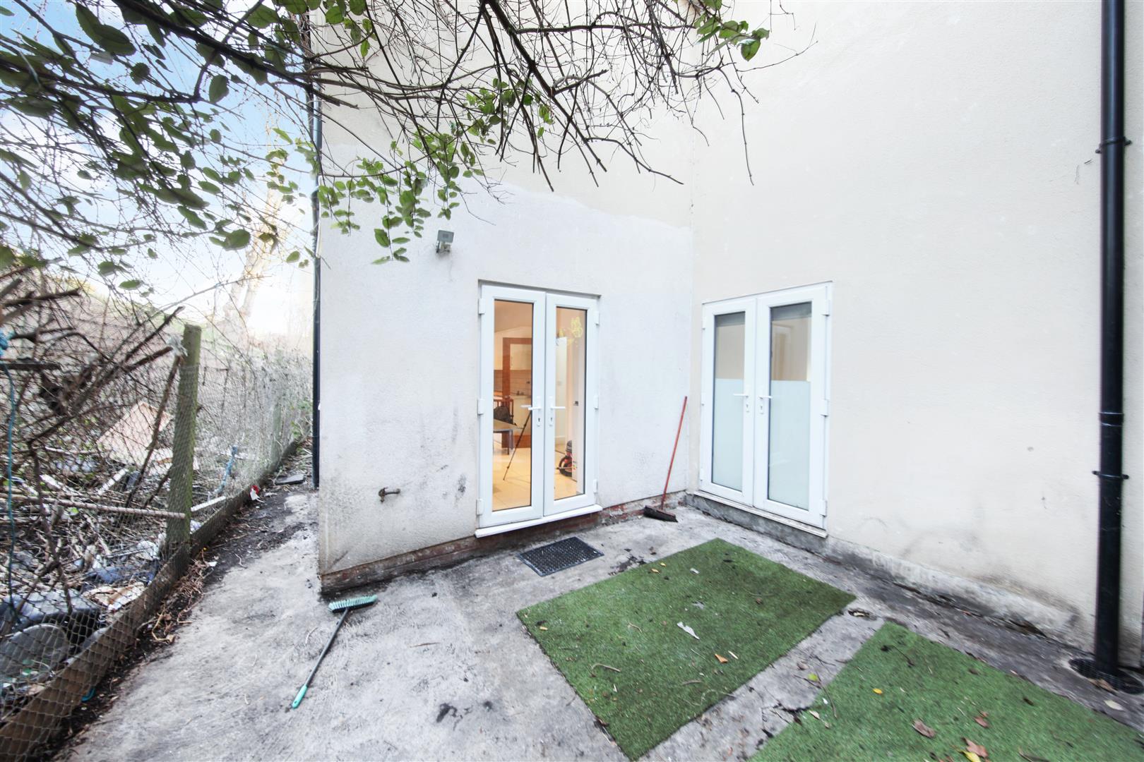 5 bed house to rent in Courthill Road, London 12