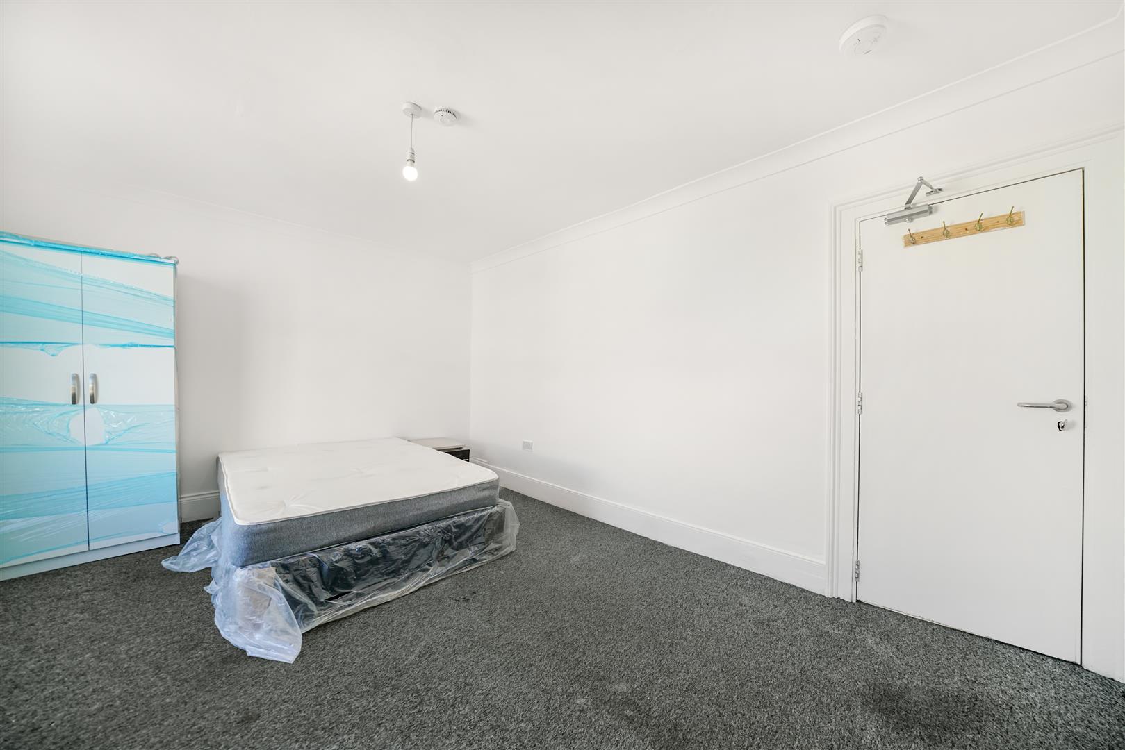 6 bed house to rent in Crescent Road, London  - Property Image 12