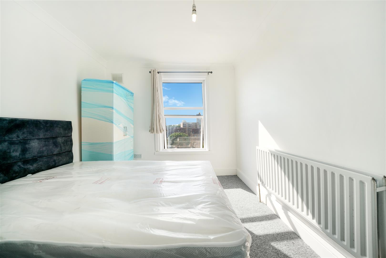 6 bed house to rent in Crescent Road, London  - Property Image 9