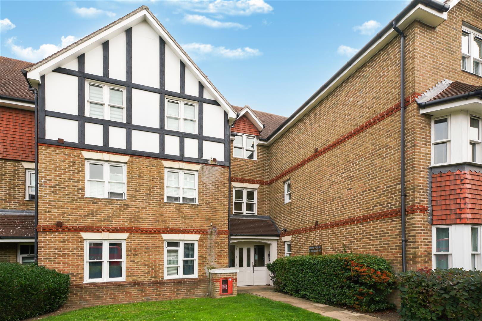 2 bed flat for sale in Bromley Road, London, SE6