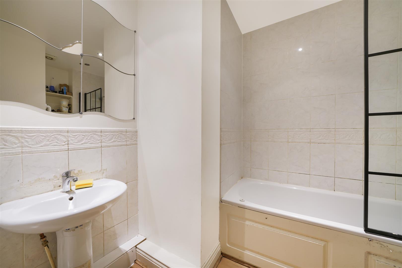 2 bed flat for sale in Bromley Road, London 7