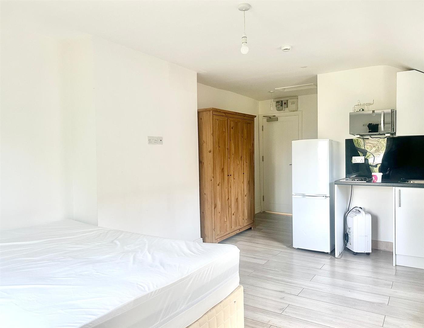 1 bed terraced house to rent in Brownhill Road, Catford 1