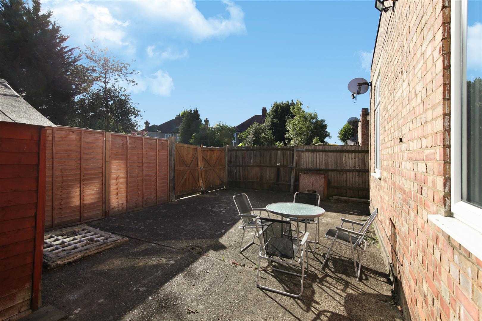 1 bed flat for sale in Bromley Road, London 8