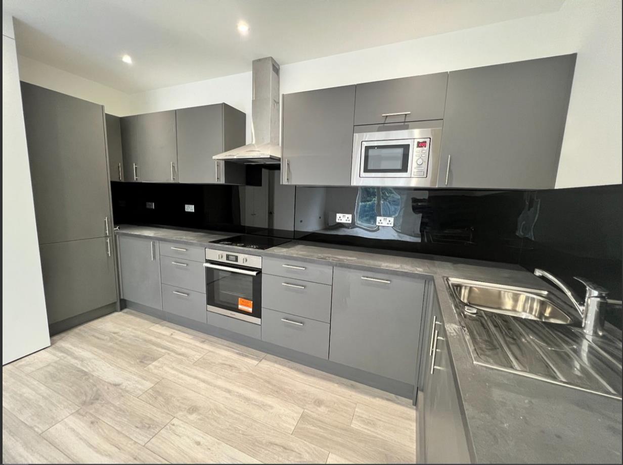 2 bed flat to rent in Southwood Road, Eltham 1