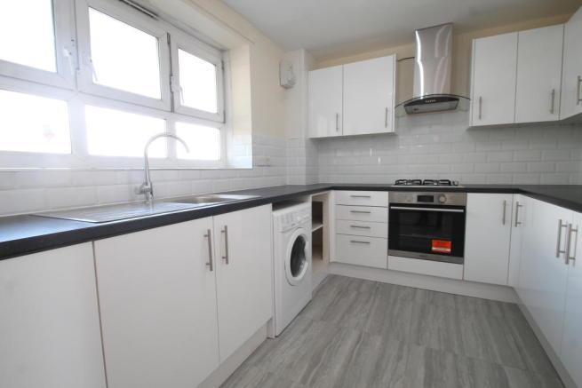 3 bed flat to rent in Frendsbury Road, Brockley  - Property Image 2