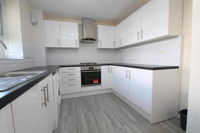 3 bed flat to rent in Frendsbury Road, Brockley, SE4