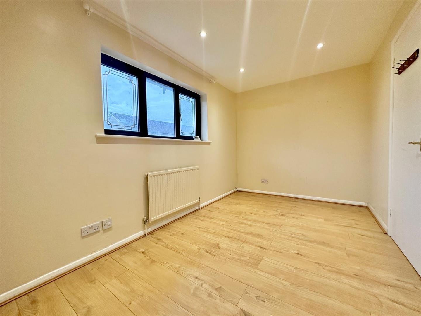 2 bed house to rent in Nickelby Close, London 3