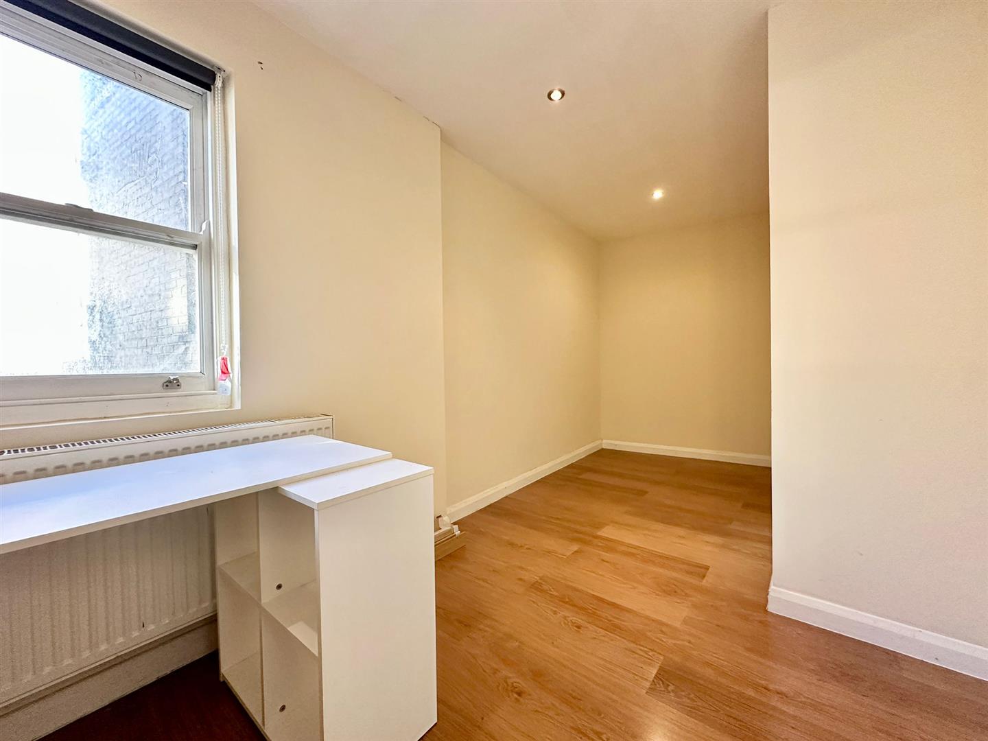 2 bed flat to rent in Deptford Broadway, London 3