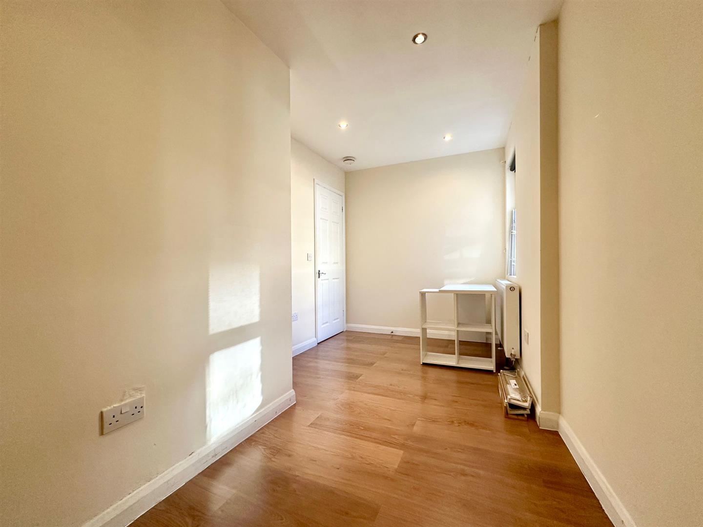 2 bed flat to rent in Deptford Broadway, London 4