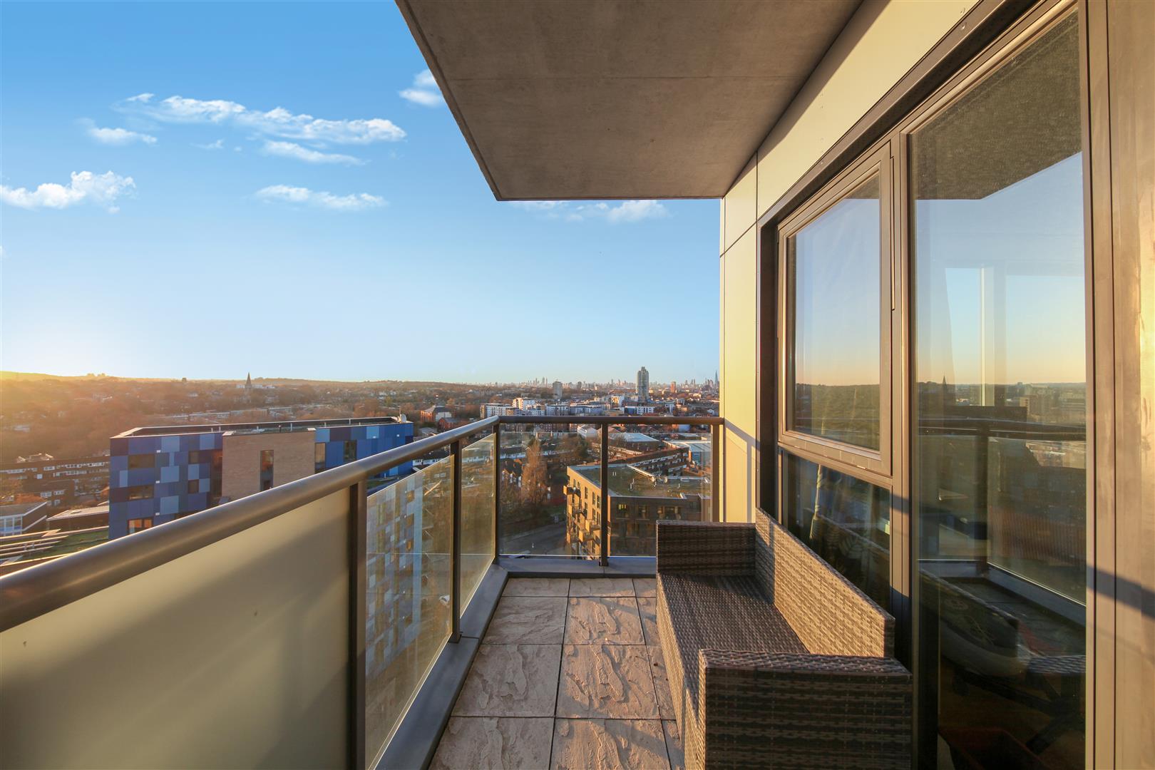 2 bed flat for sale in Larkwood Avenue, London  - Property Image 5