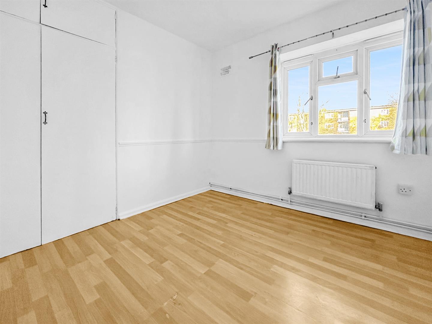 3 bed flat to rent in Bromley Road, London 2