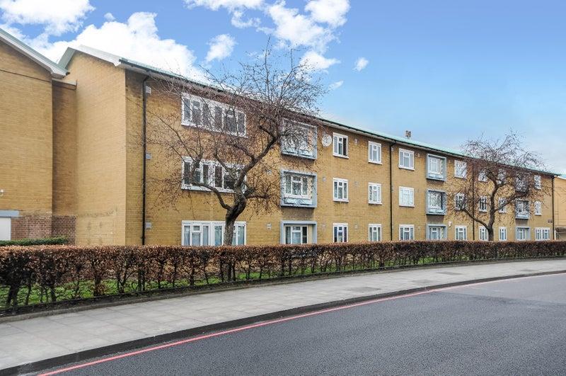 3 bed flat to rent in Bromley Road, London, SE6