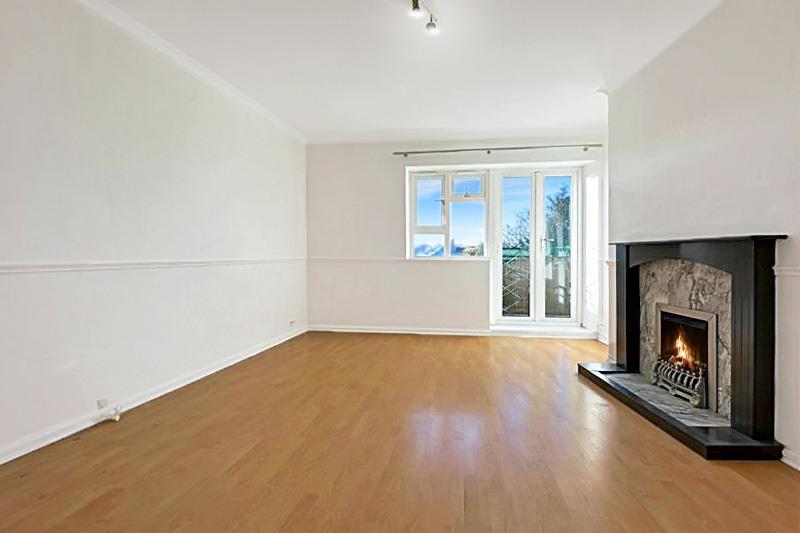 3 bed flat to rent in Bromley Road, London 1