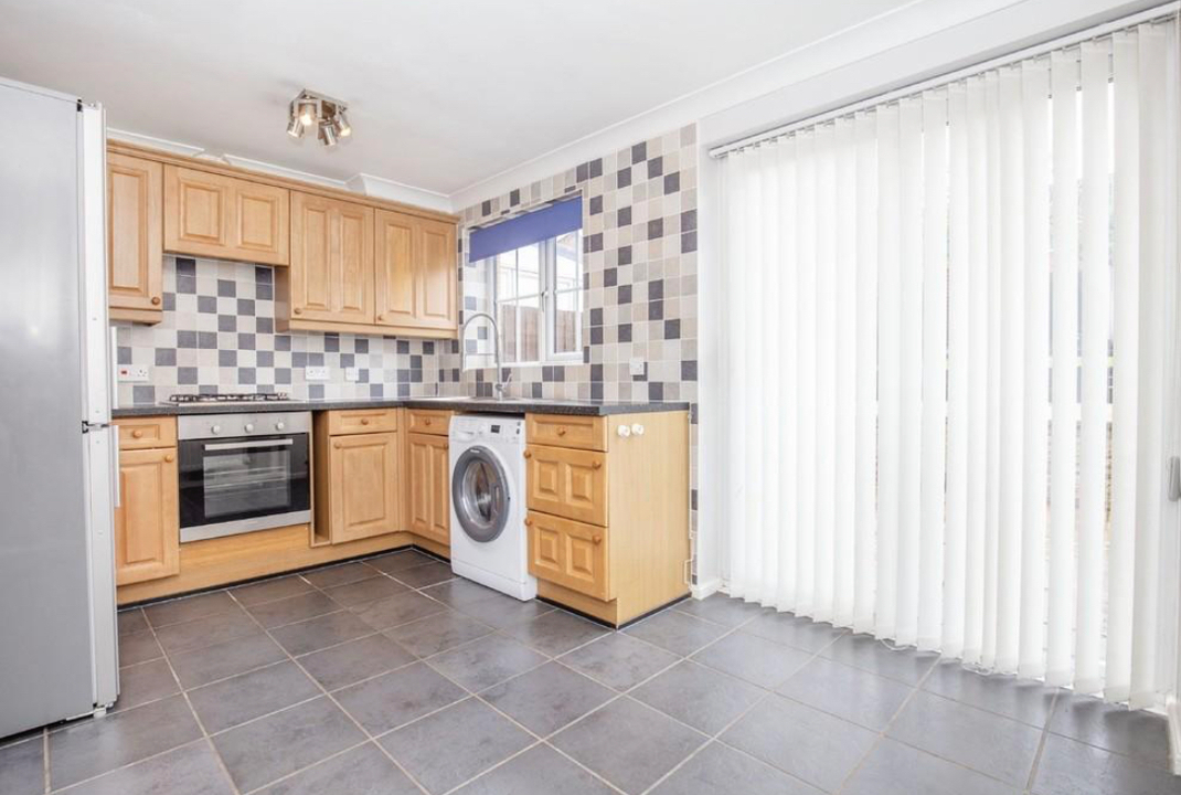 2 bed terraced house to rent in Alan Avenue, Norwich 1