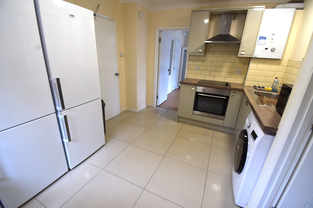 5 bed semi-detached house to rent in Close, Norwich  - Property Image 4