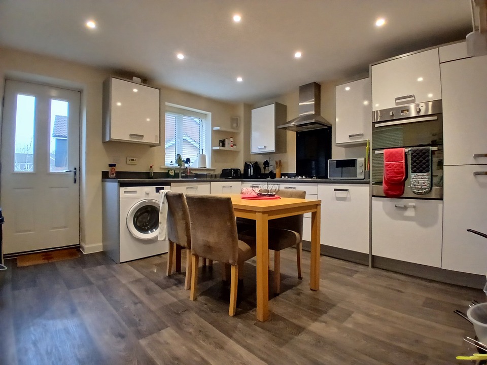 4 bed semi-detached house to rent in Viola Close, Norwich 1