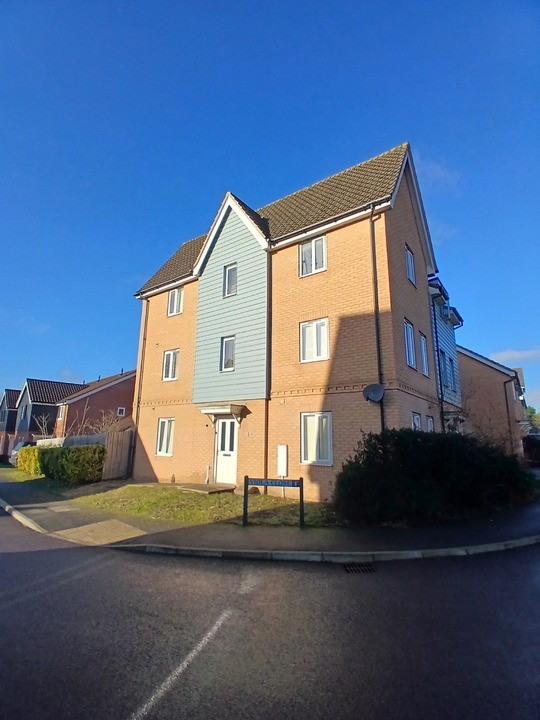 4 bed semi-detached house to rent in Viola Close, Norwich, NR4