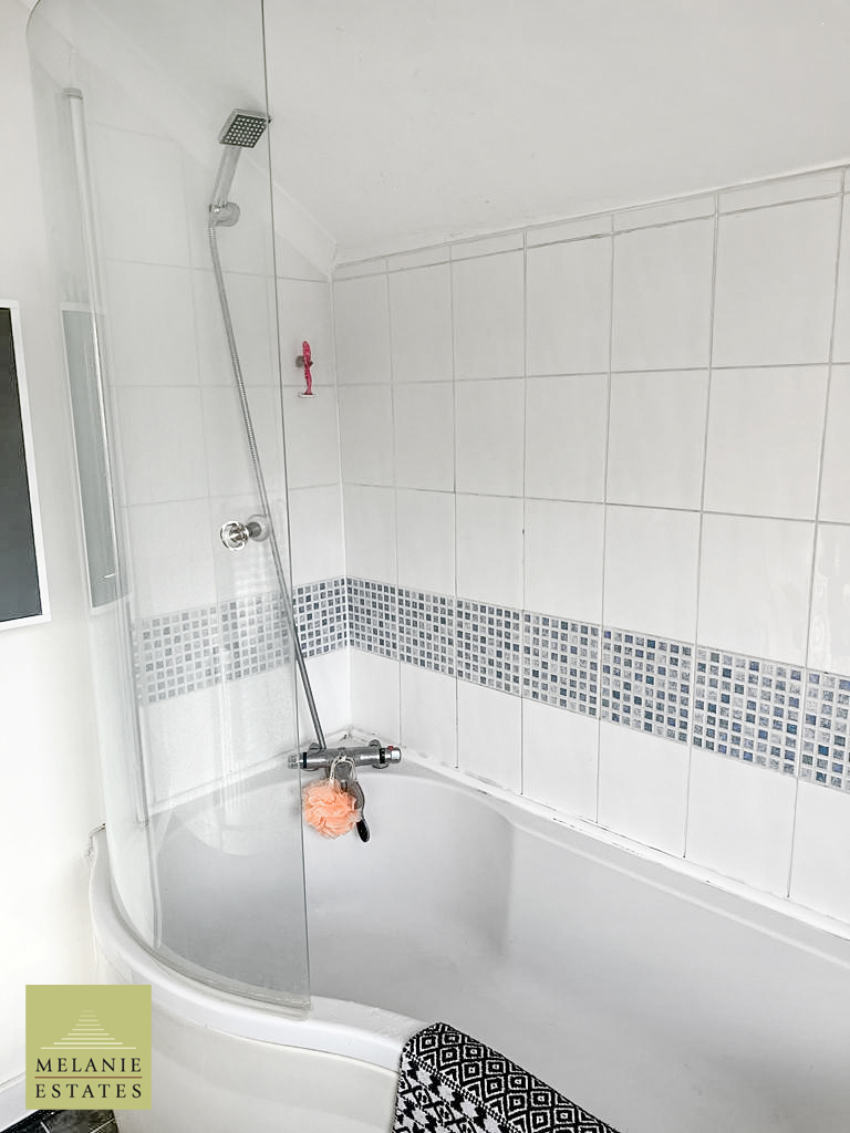 2 bed terraced house to rent in Avenue Road, Great Yarmouth 1