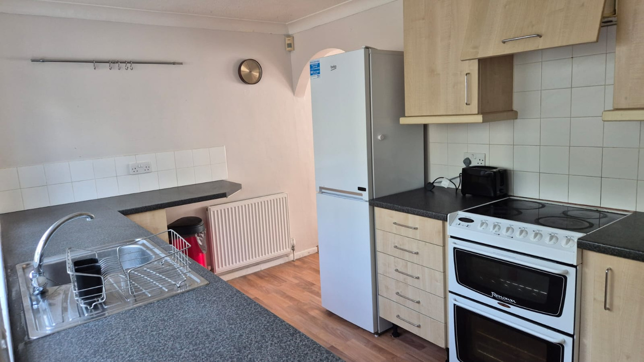 3 bed semi-detached house to rent in Leng Crescent, Norwich 3