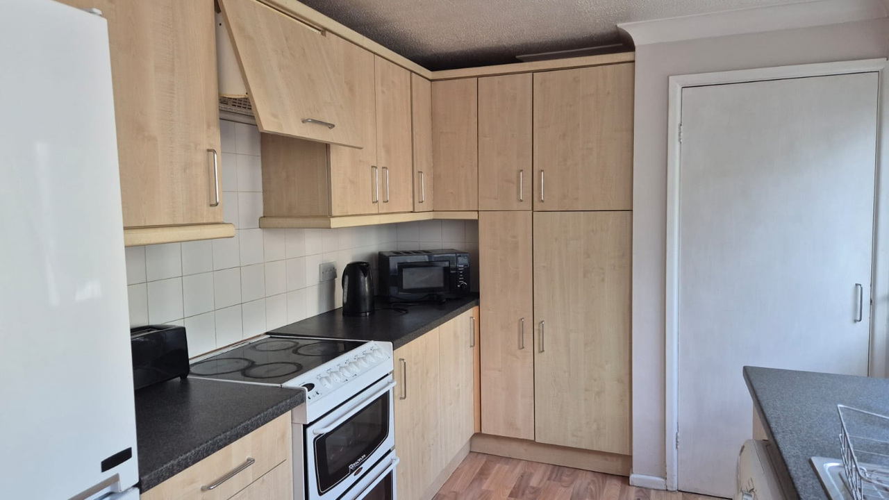 3 bed semi-detached house to rent in Leng Crescent, Norwich 2