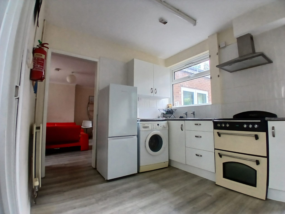 4 bed semi-detached house to rent in Close, Norwich 3