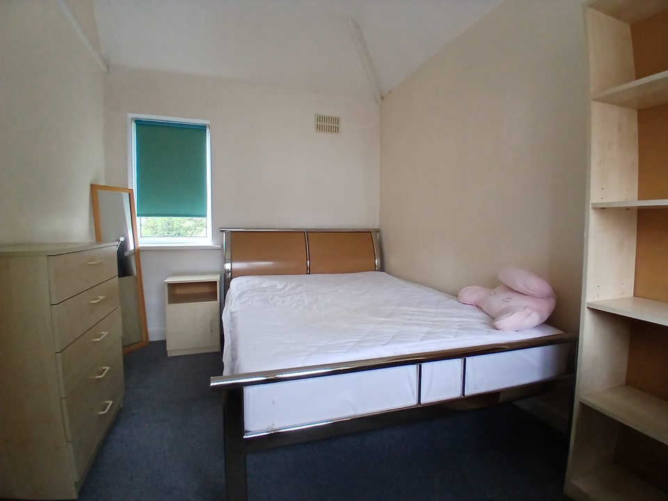 4 bed semi-detached house to rent in Close, Norwich 4