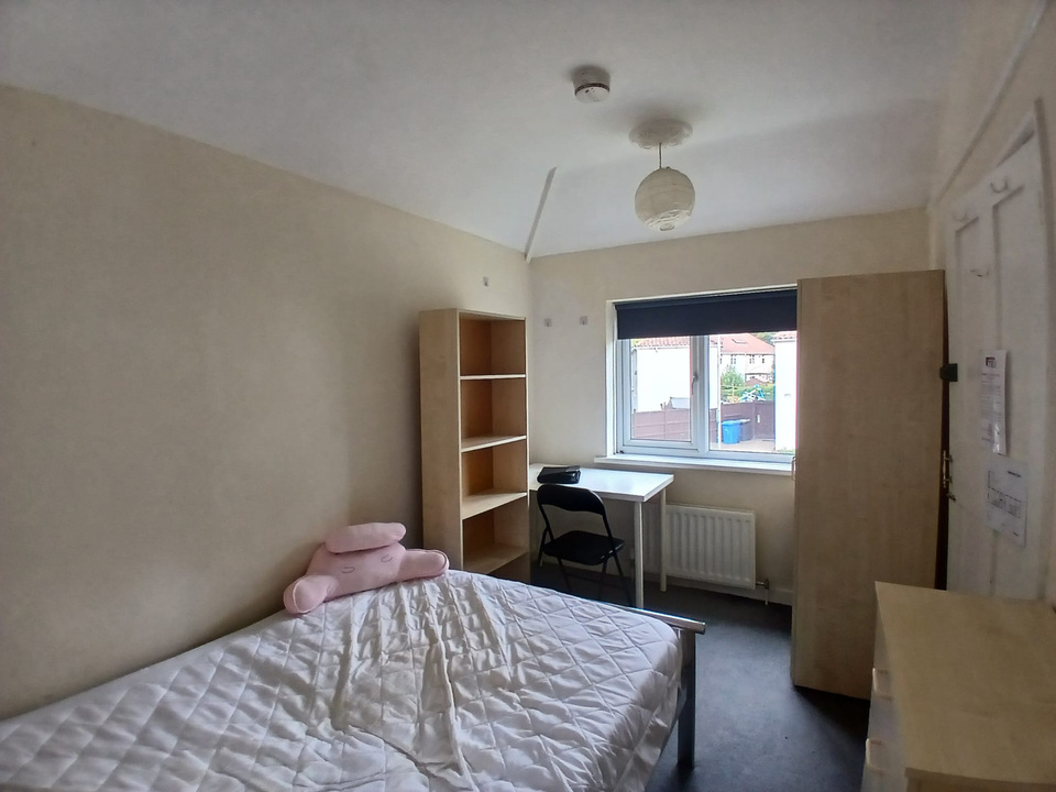 4 bed semi-detached house to rent in Close, Norwich 5