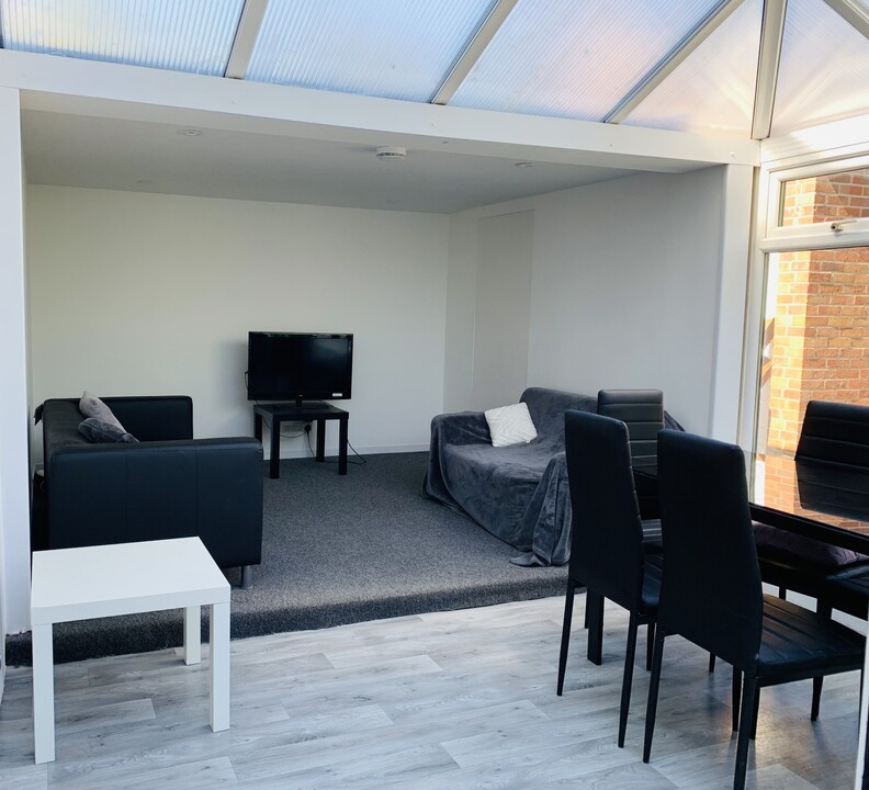 5 bed semi-detached house to rent in Earlham Green Lane, Norwich 2