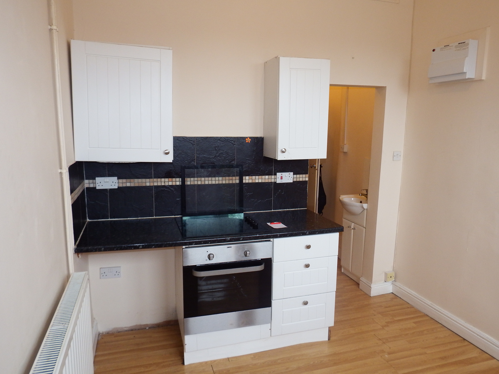 1 bed studio flat to rent in North Quay, Great Yarmouth 1