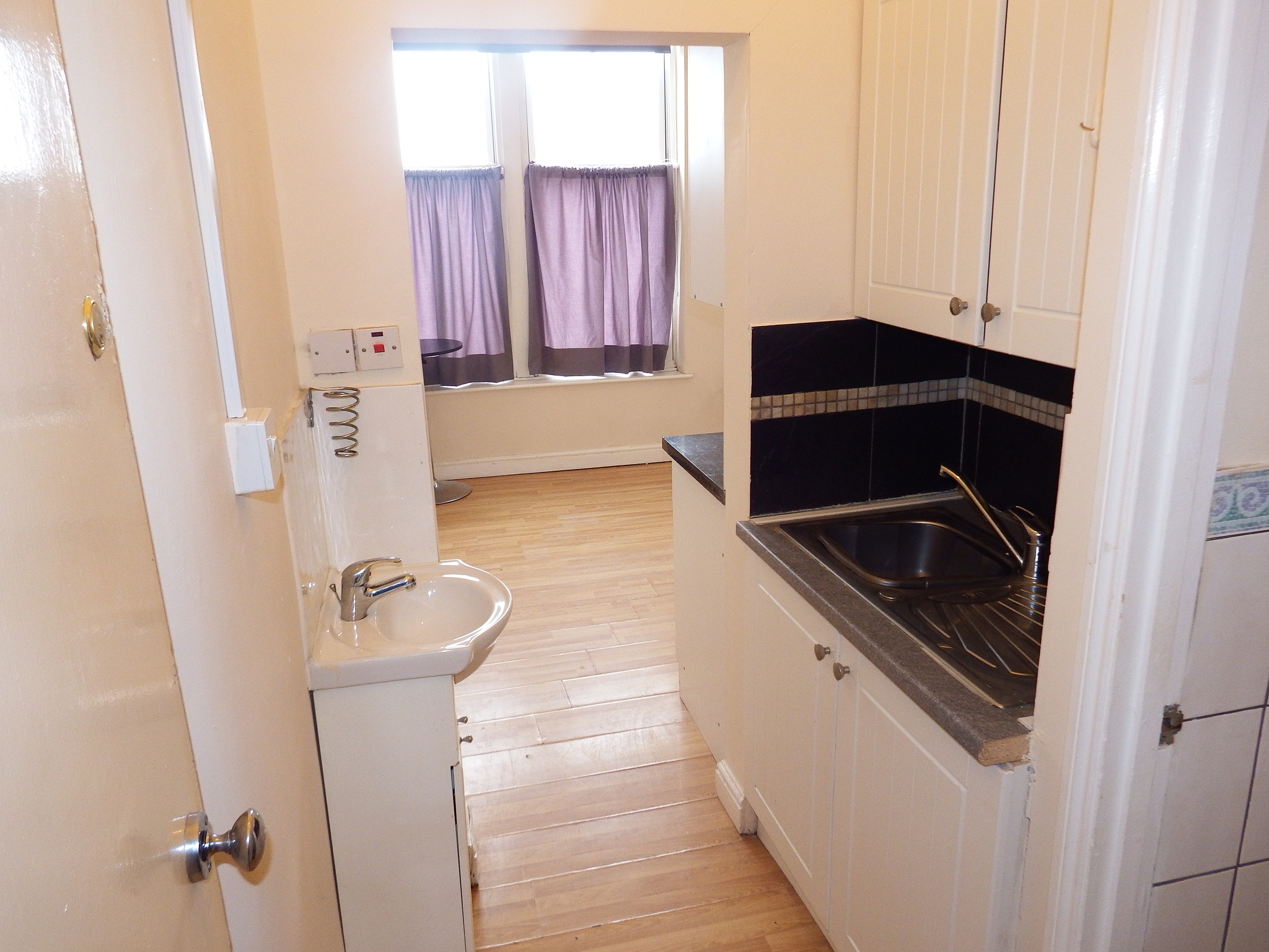 1 bed studio flat to rent in North Quay, Great Yarmouth 4